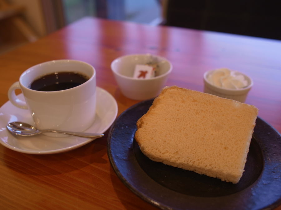 すずめカフェ：雄大な浅間山を眺めながらハンドドリップコーヒーでくつろぐウッディなおうちカフェ（長野県御代田町）